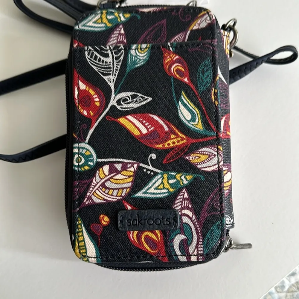 Artist Circle Smartphone Midnight
Wallet Wristlet Crossbody - Image 5