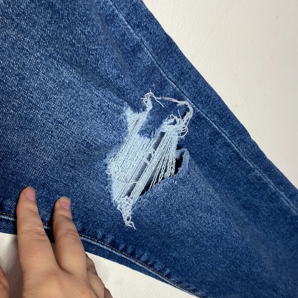 Levi’s Wedgie Straight busted knee raw hem short length ankle jeans size 28s - Image 7