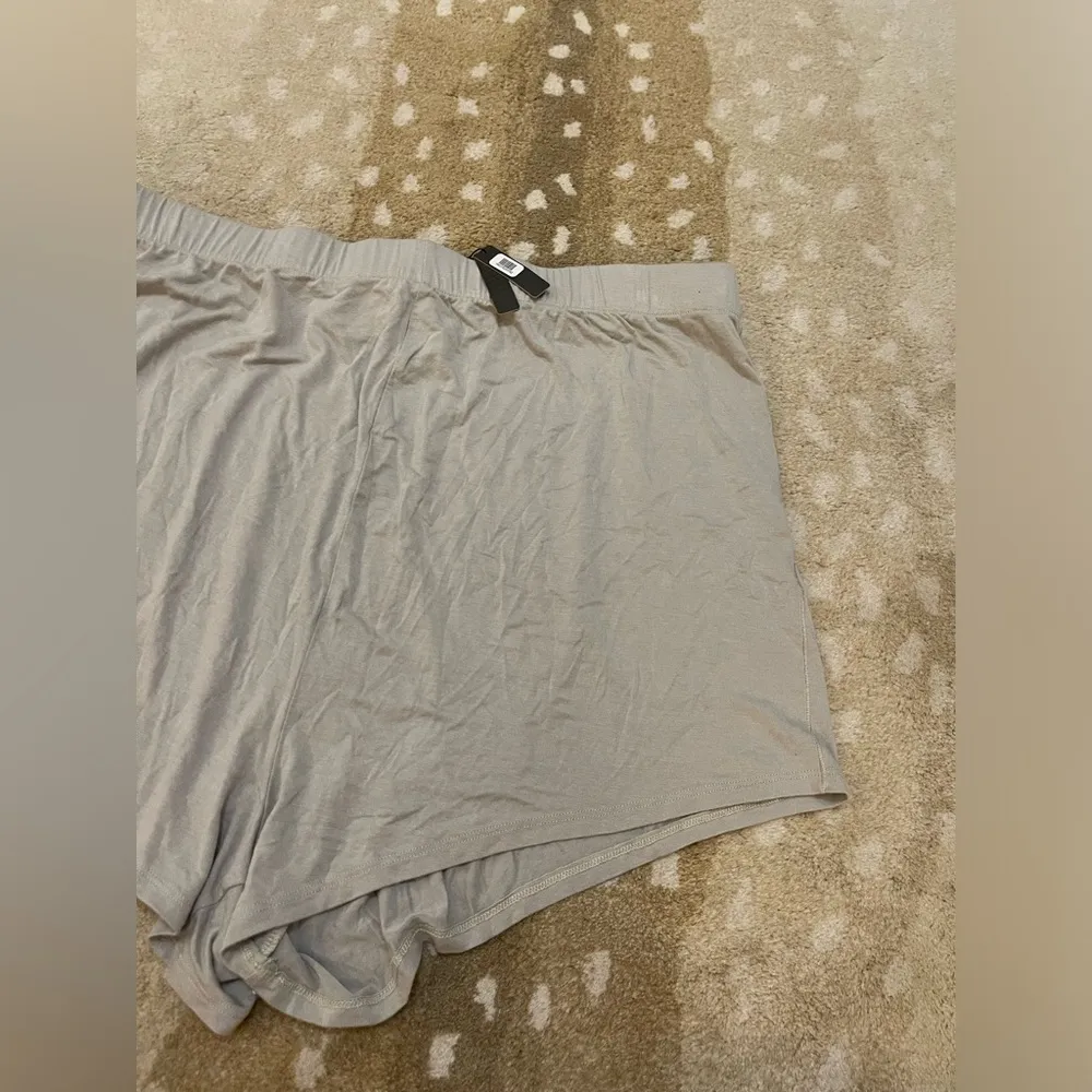 Skims NWT light sage green pajama shorts women’s size XL - Image 5