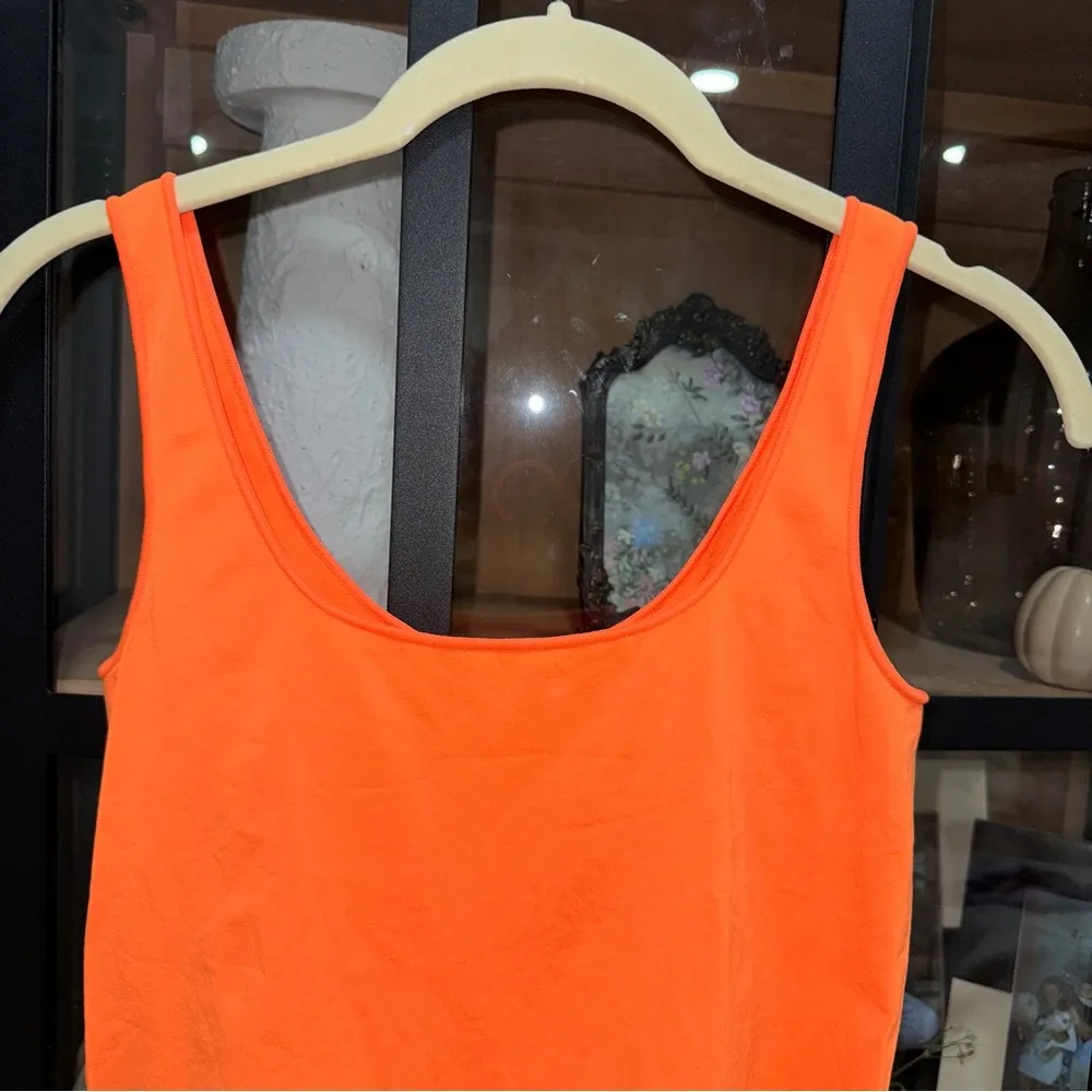 SKIMS essential bodysuit scoop neck neon tangerine highlighter seamless thong - Image 5