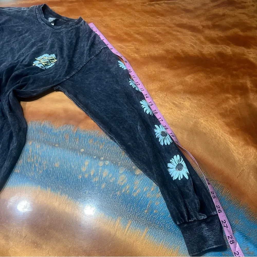 Santa Cruz Skateboards Daisy tee Black fade Blue Long Sleeve Tee 9ps Y2K Size M - Image 11