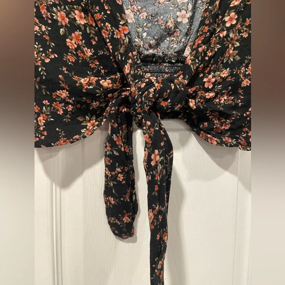 American Eagle Size S Black Floral Cap Sleeve Front Tie Smocked Waist Crop Top - Image 3