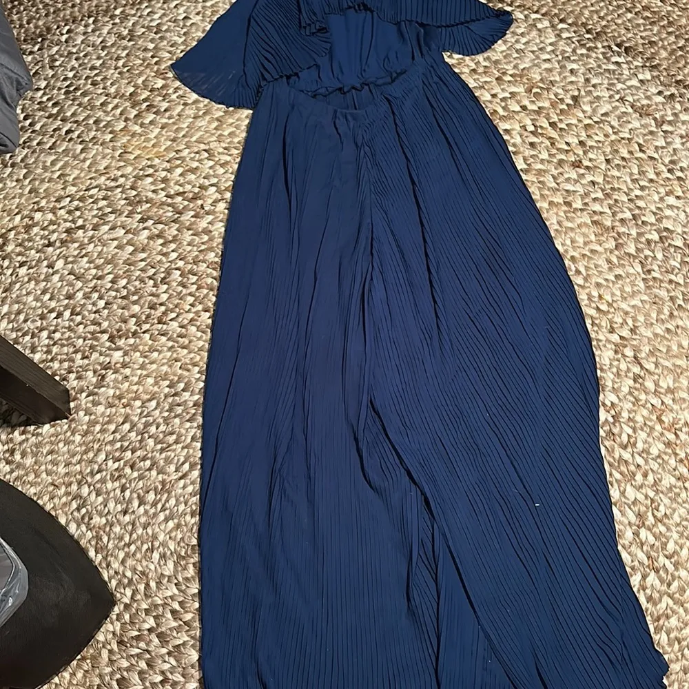 EUC Lovers + Friends Walk in the Park Pleated Jumpsuit Navy Size L - Image 9