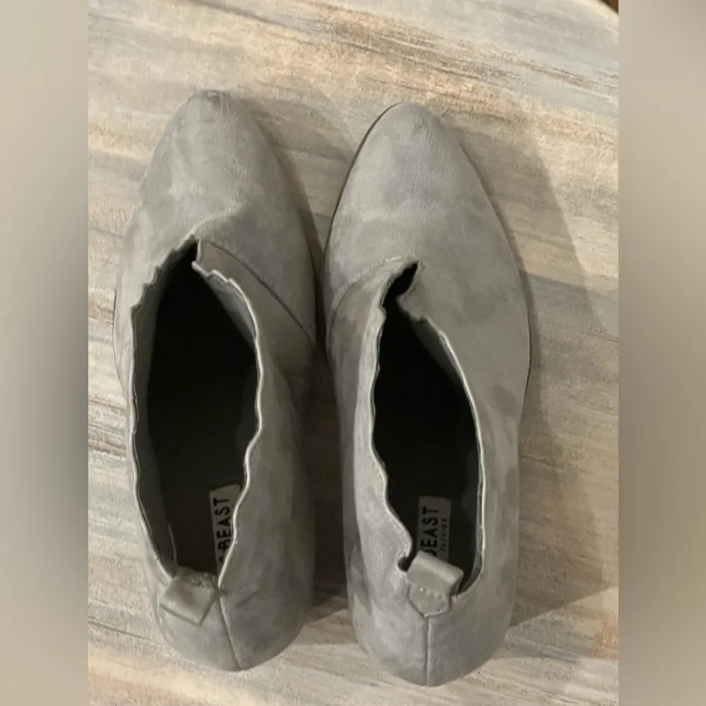 Beast Fashion Gray Suede block heel booties Size 7.5 - Image 5