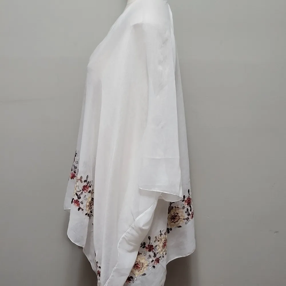 Shyanne white floral embroidery kimono one size - Image 4