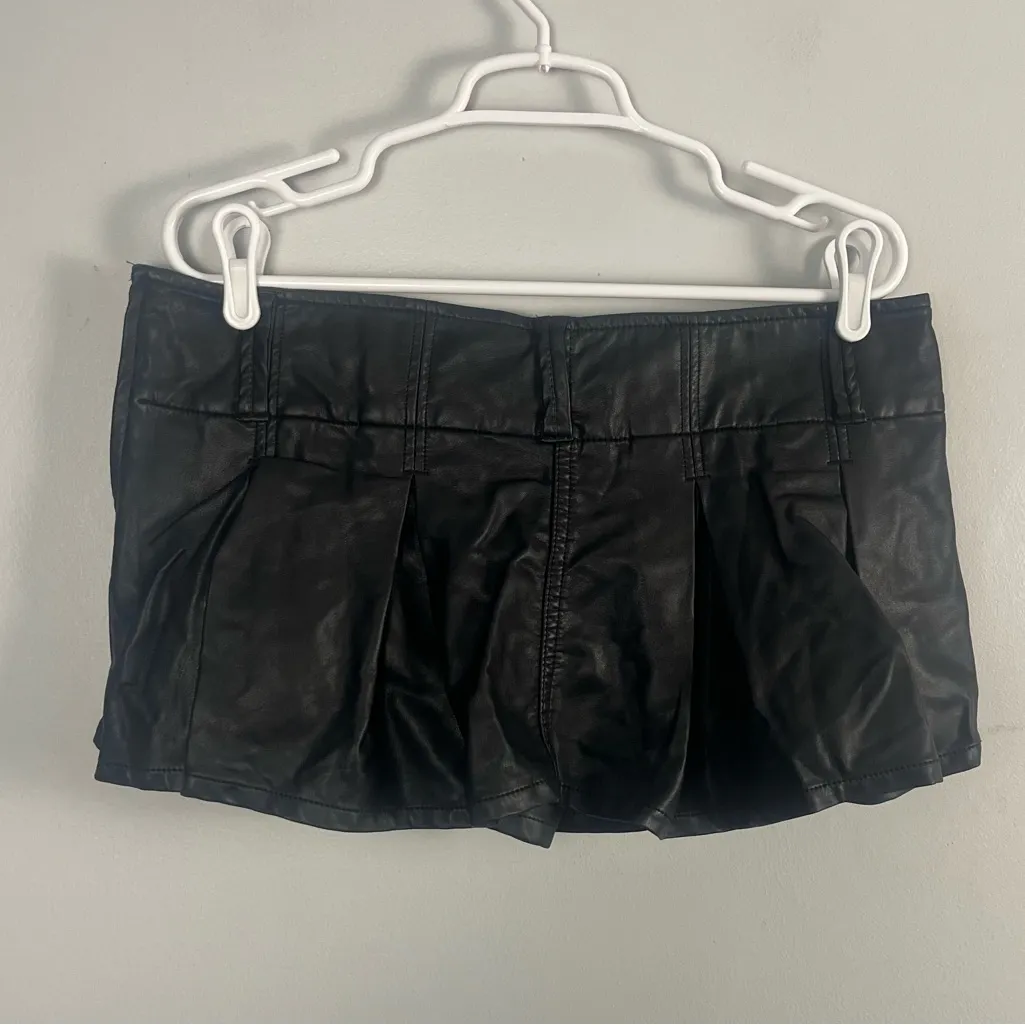 FREE PEOPLE BLACK VEGAN FAUX LEATHER PLEATED MICRO MINI SKORT SKIRT SZ 10 - Image 7