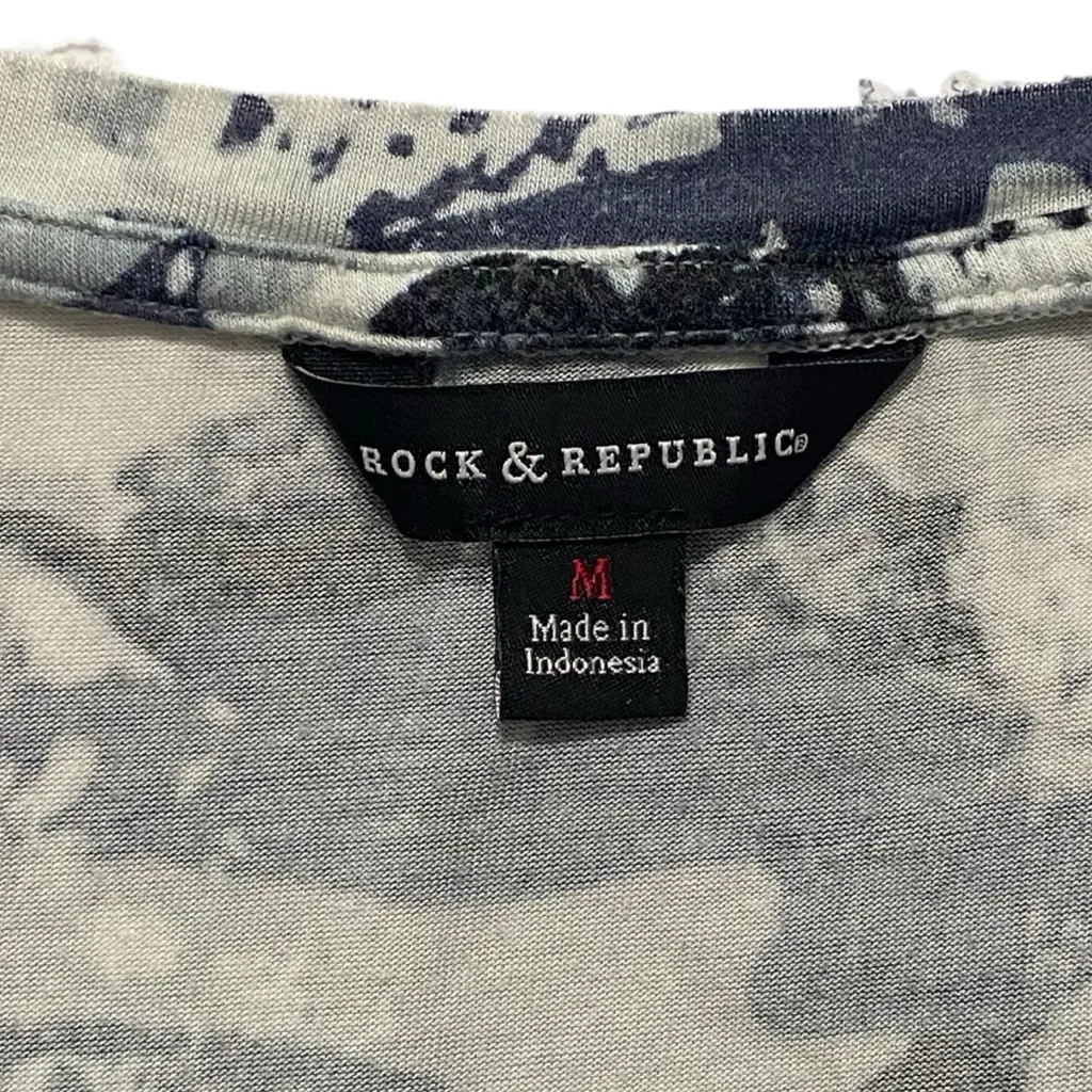 🎈Rock & Republic Camo Cold Shoulder V-Neck Tee Gray Blue Short Sleeve Top M - Image 7