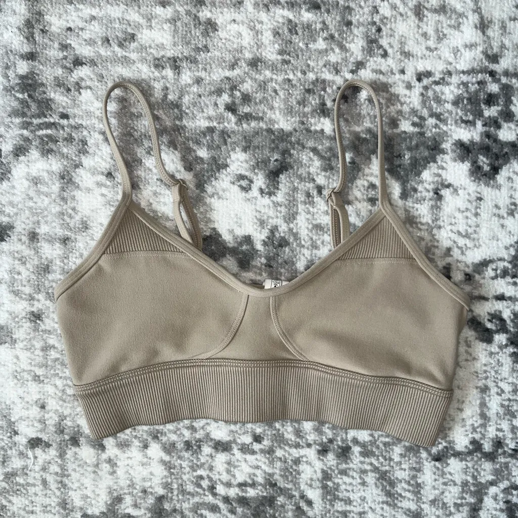 Alo Yoga  Alosoft Head Start Bra - Image 4
