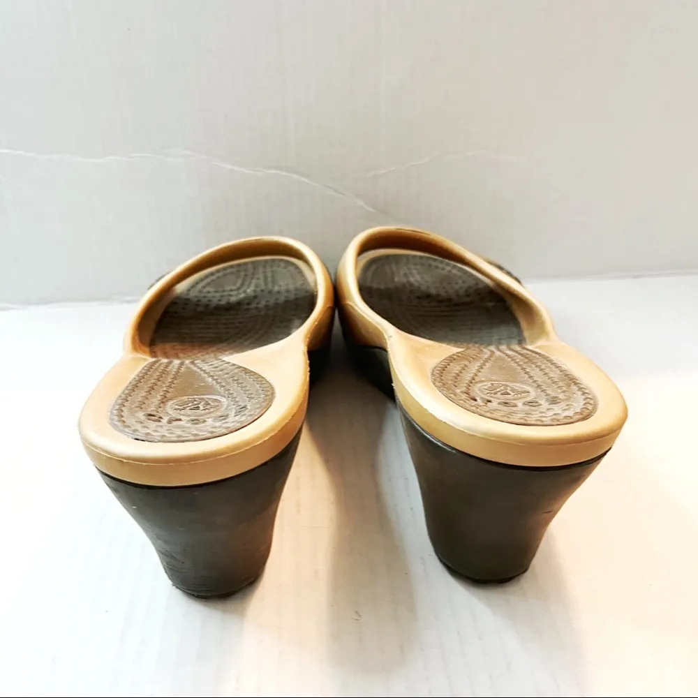 Crocs Slides Sassari Women’s Wedge Heel Sandal in Chocolate & Gold Sz 10 EUC - Image 6