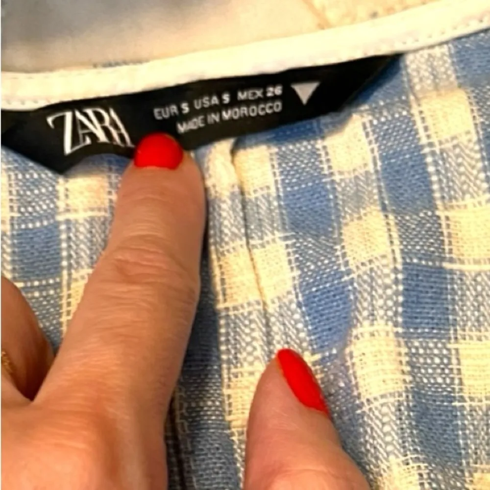 Zara Blue and White Gingham Crop Top
Size Small - Image 8
