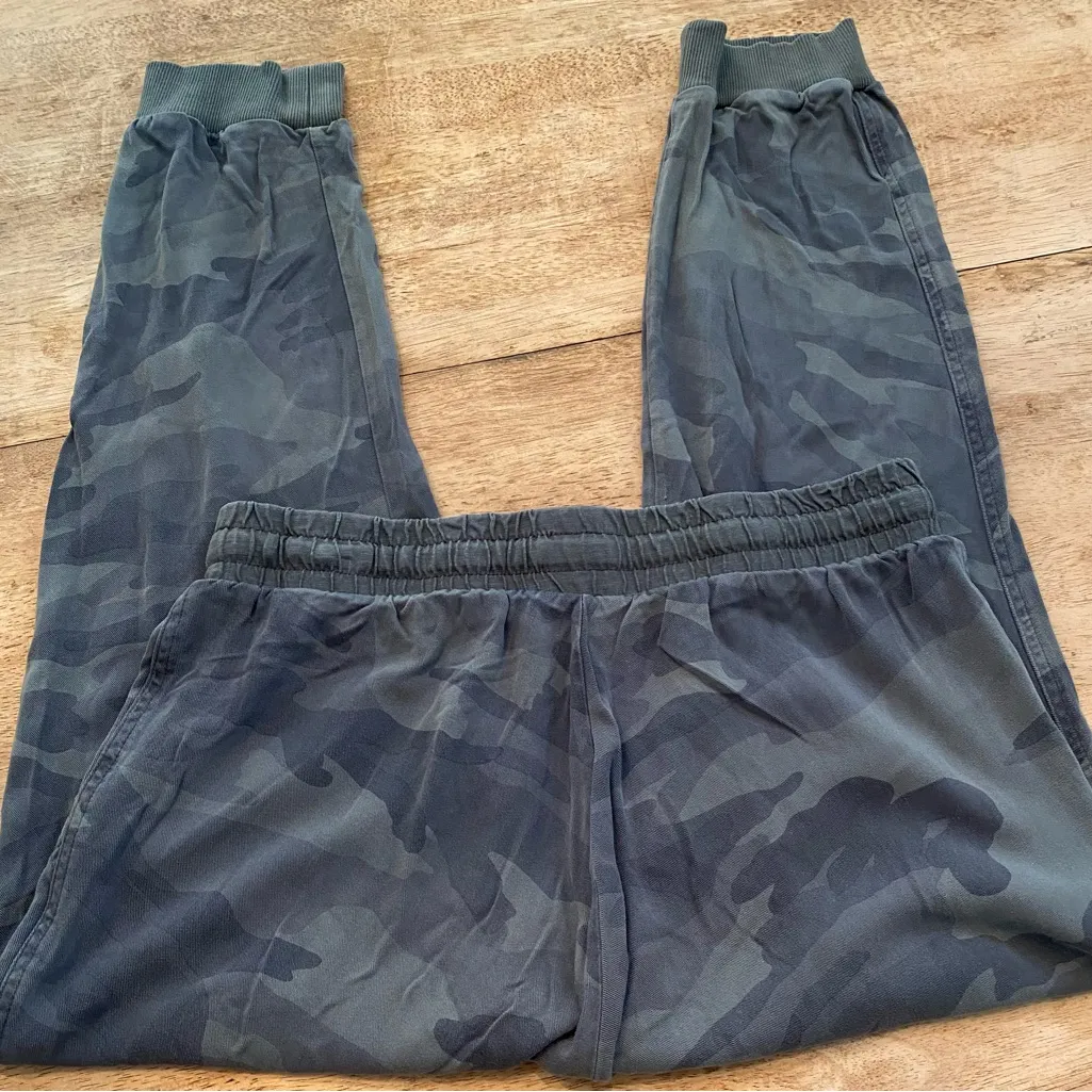 Splendid Women’s Size Small 100%‎ Rayon Camo Joggers - Image 7