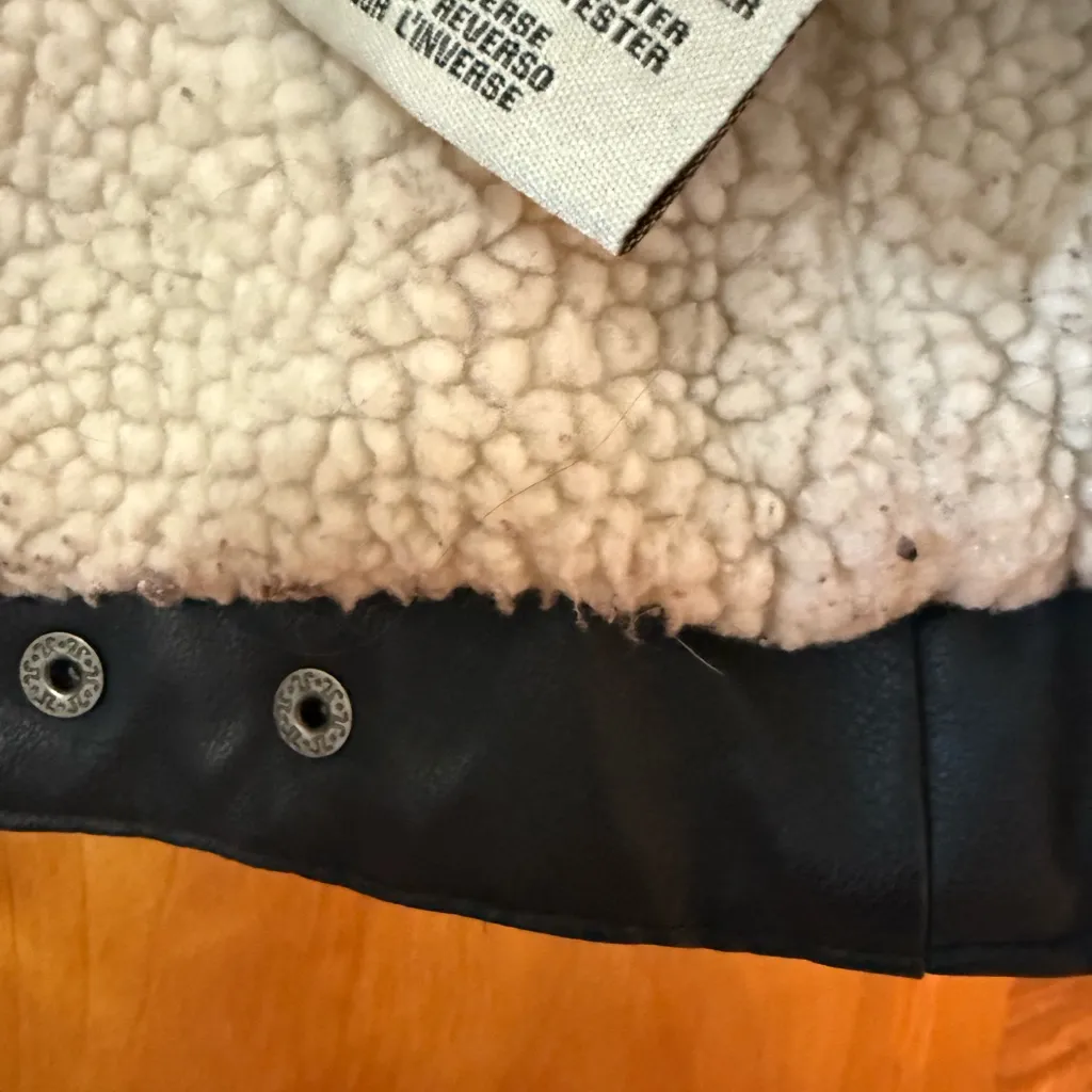 Levi's Faux Leather Trucker Jacket Sherpa Lined Black Grunge Sleek Womens Medium - Image 9