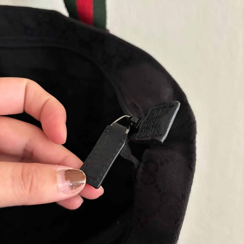 Gucci GG Canvas Sherry Line tote bag with the signature red and green handles - Image 6