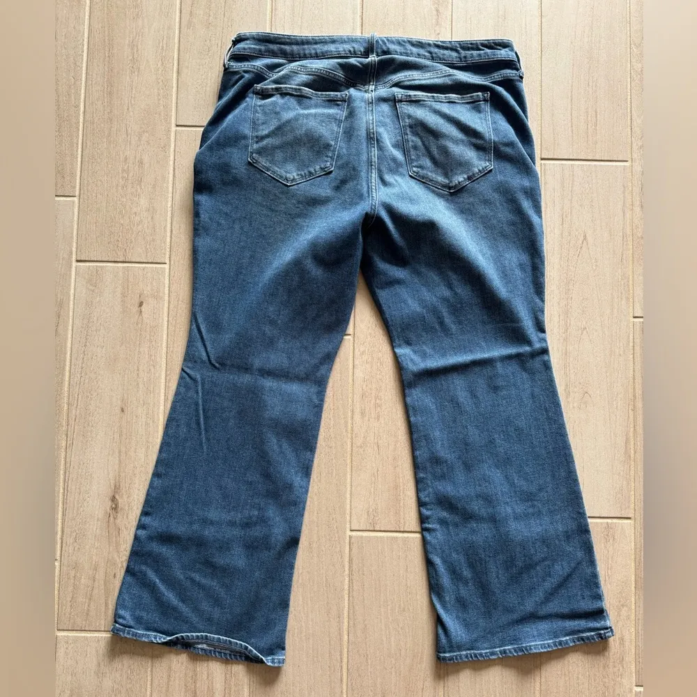 Old Navy Women's 20 Short High-Waisted Wow Flare
Regular Wash Jeans - Image 7