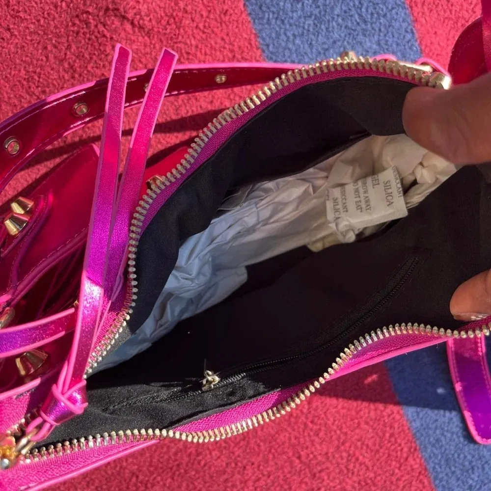 Faux Leather Crossbody Fashion Bag
Shiny Pink - Image 3