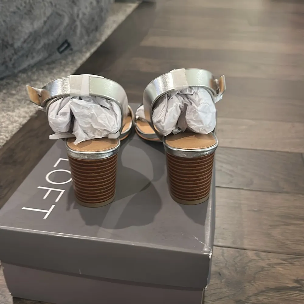 NIB Loft Metallic Silver Block Heel Sandals Sz 7.5 - Image 4
