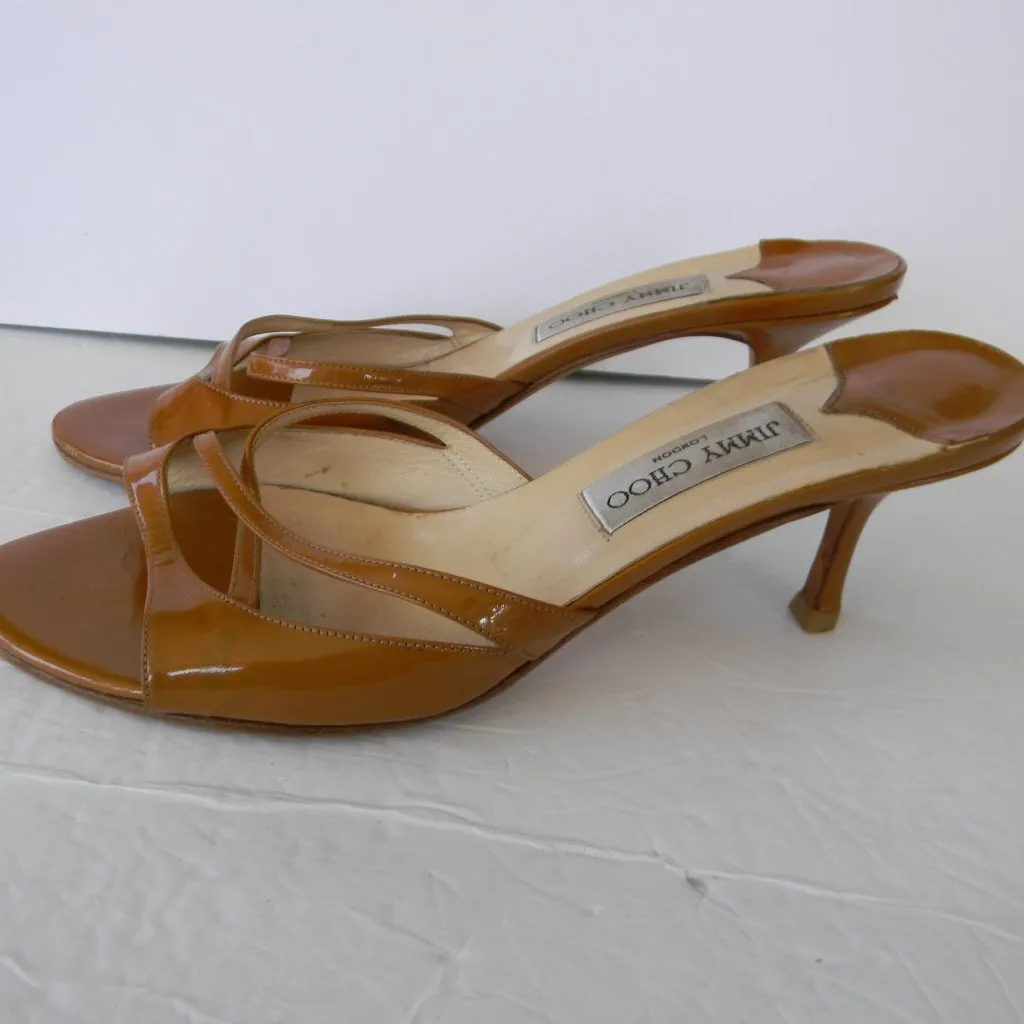 JIMMY CHOO WM'S TAN PATENT LEATHER KITTEN HEEL SANDALS SZ 40 - Image 2