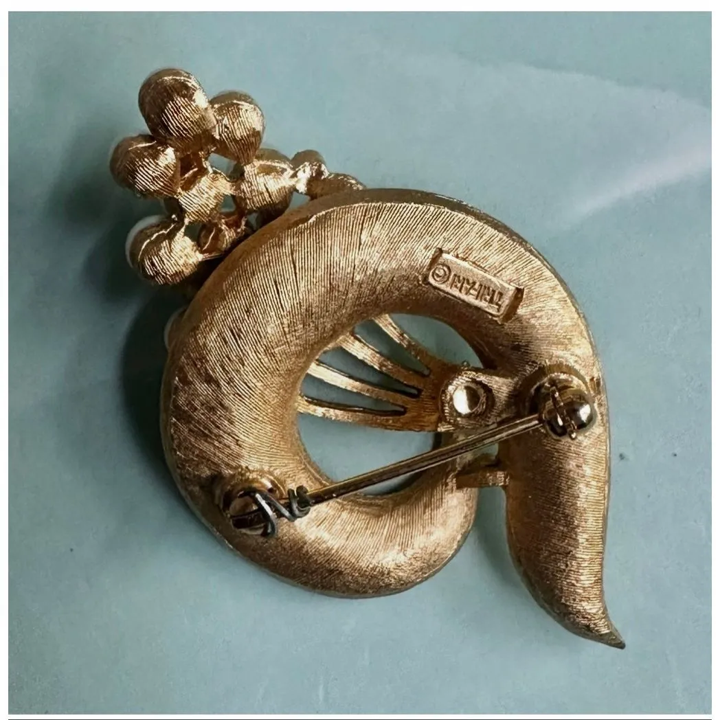 Crown Trifari Vintage Pearl & Rhinestone Swirl Brooch - Image 9