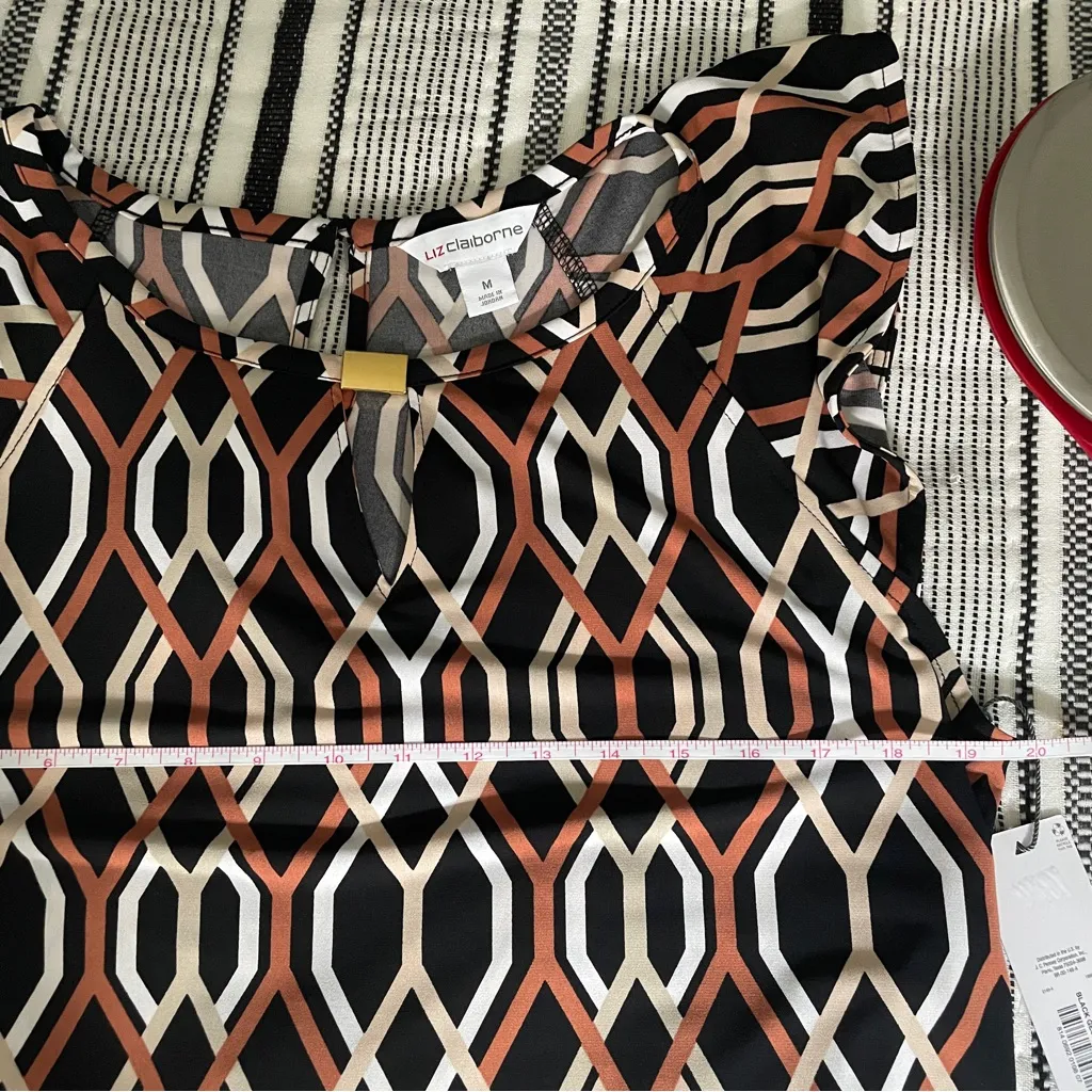 Liz Claiborne Flutter Sleeve Work Blouse Medium Black White Coral‎ Geometric Top - Image 8