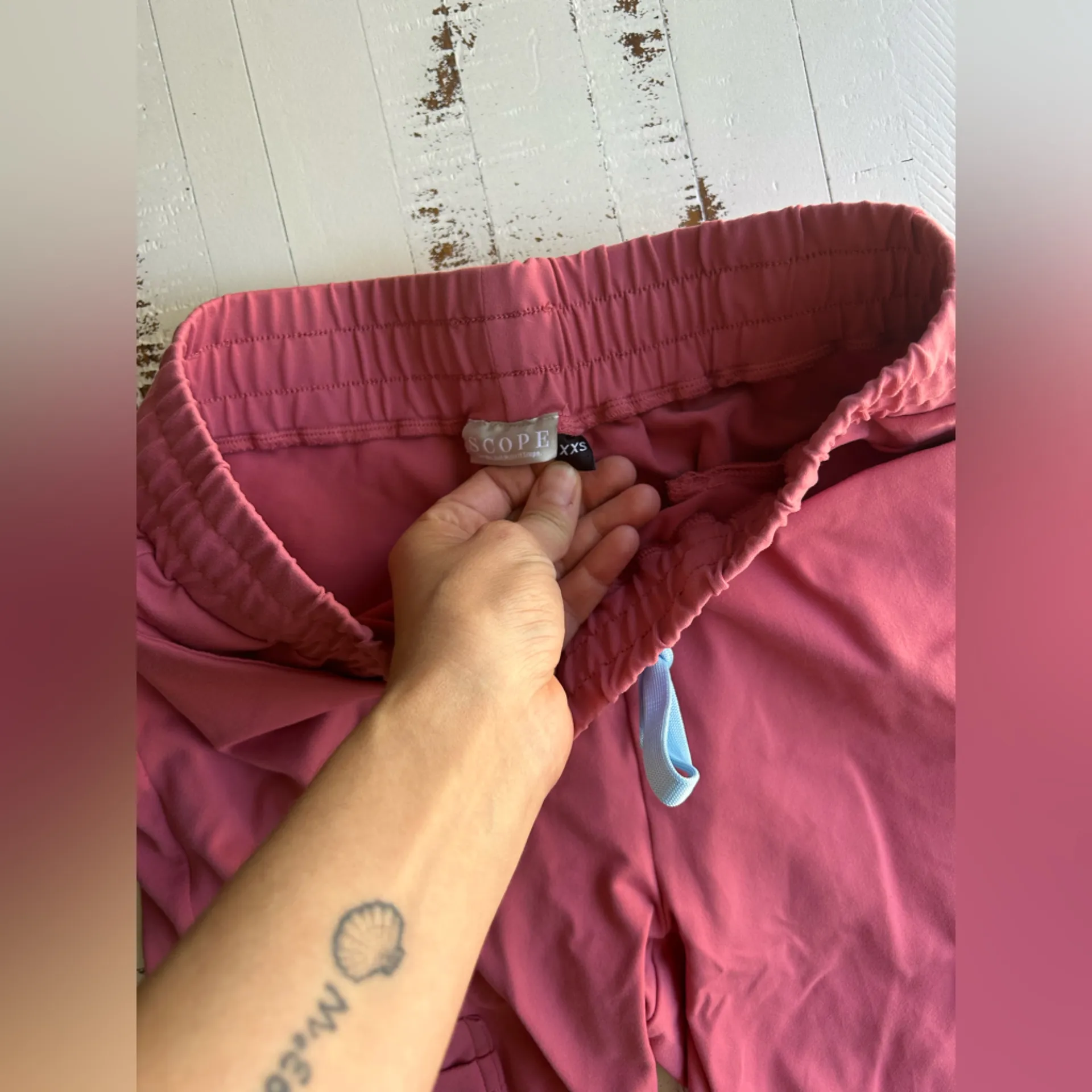 Scope scrubs set in pink - Image 9