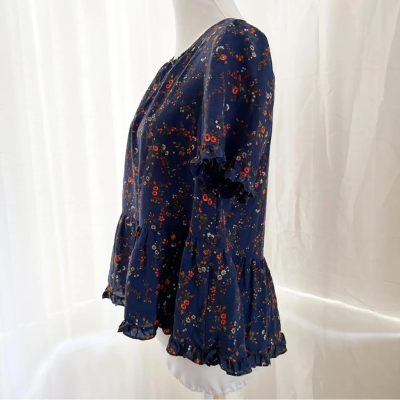 Madewell  Silk Stanza RuffleHem Top In Moonless Floral - Image 4