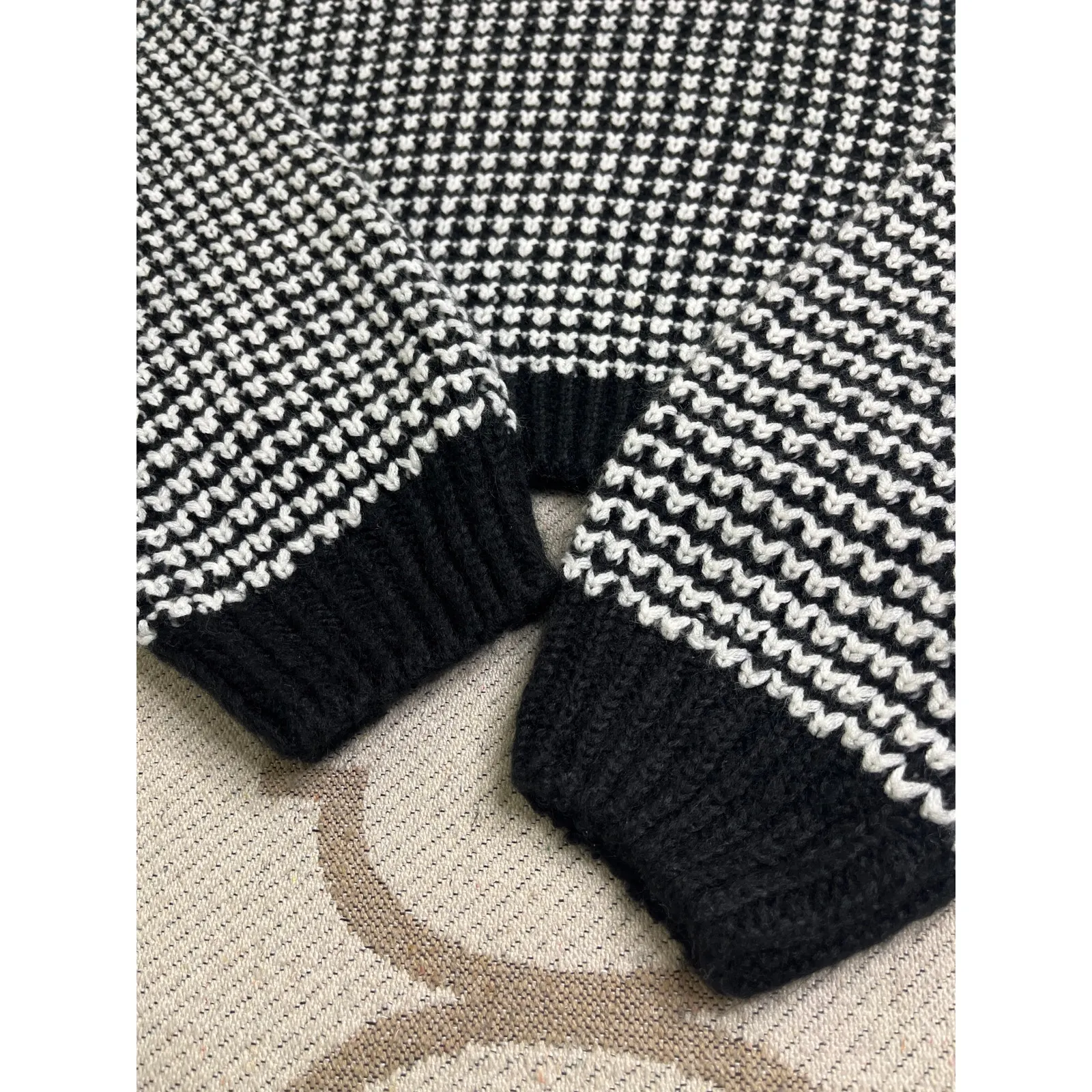 Cloud Ten Black White Cropped Chunky Knit Sweater, Size large - Image 3