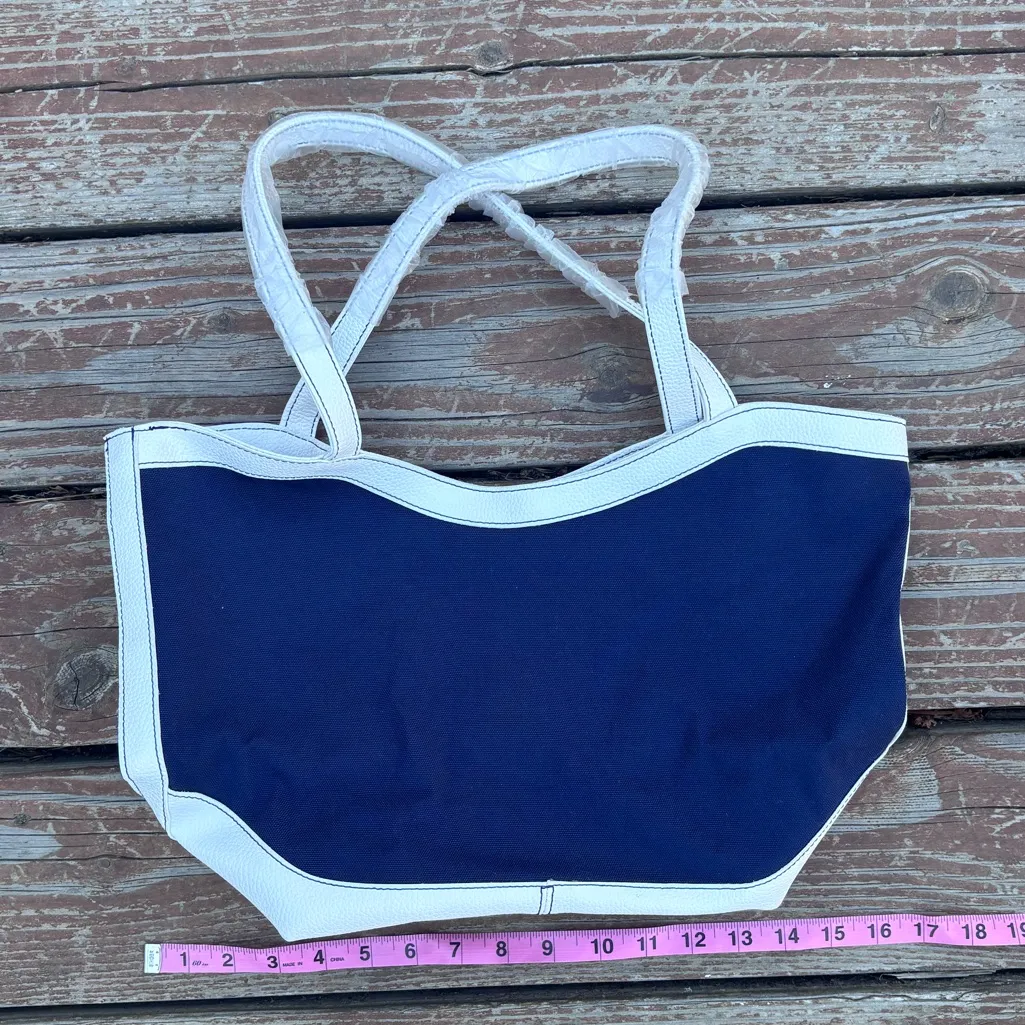 Estée Lauder Like New Condition Purse - Image 2