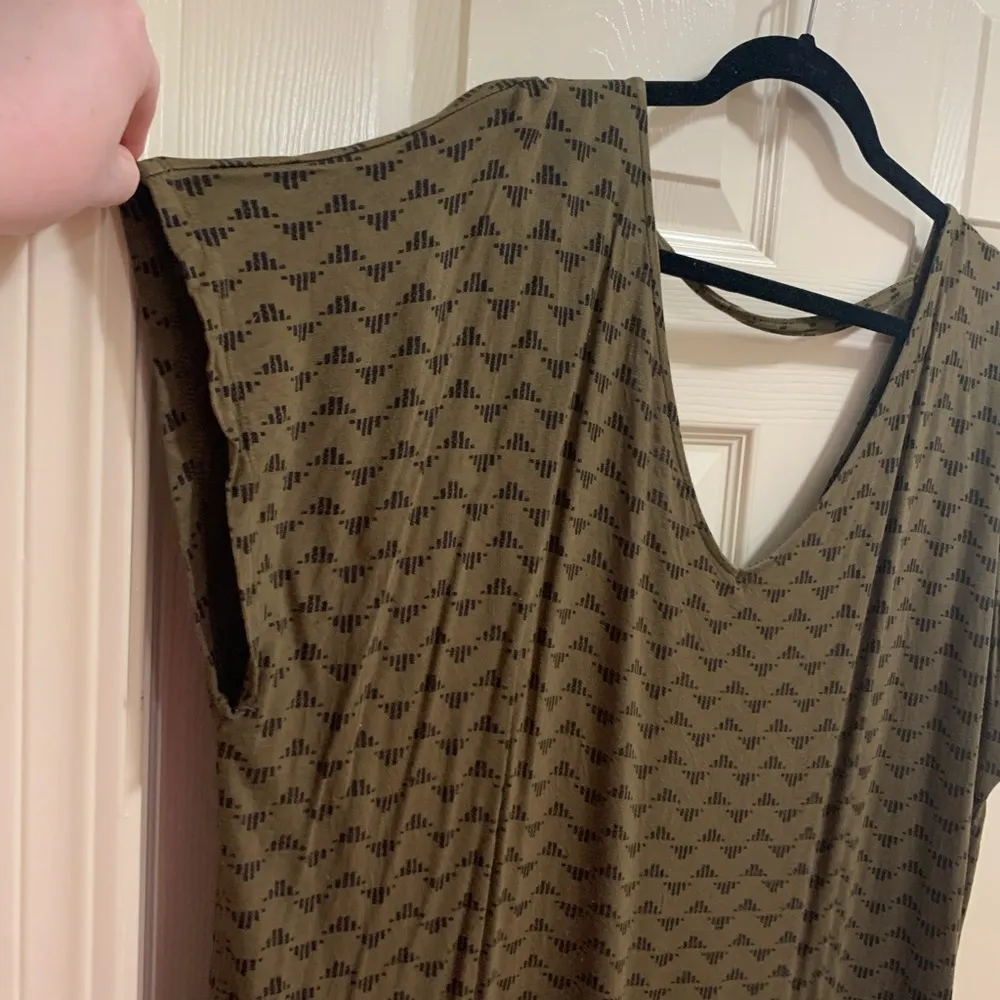 Old Navy relaxed deep vee short sleeve green tee size XXL - Image 3