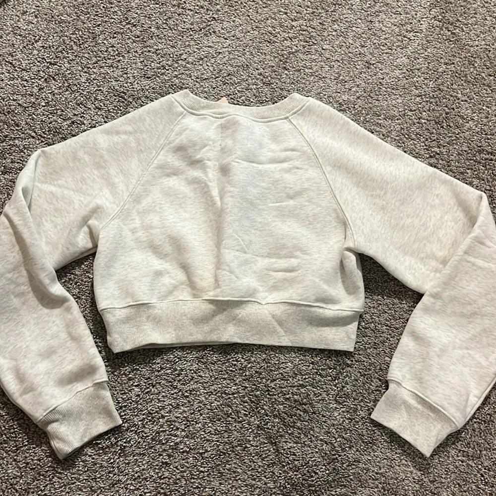 Kittenish Light Heathered Gray Cropped Crewneck Sweatshirt NWT Large - Image 10