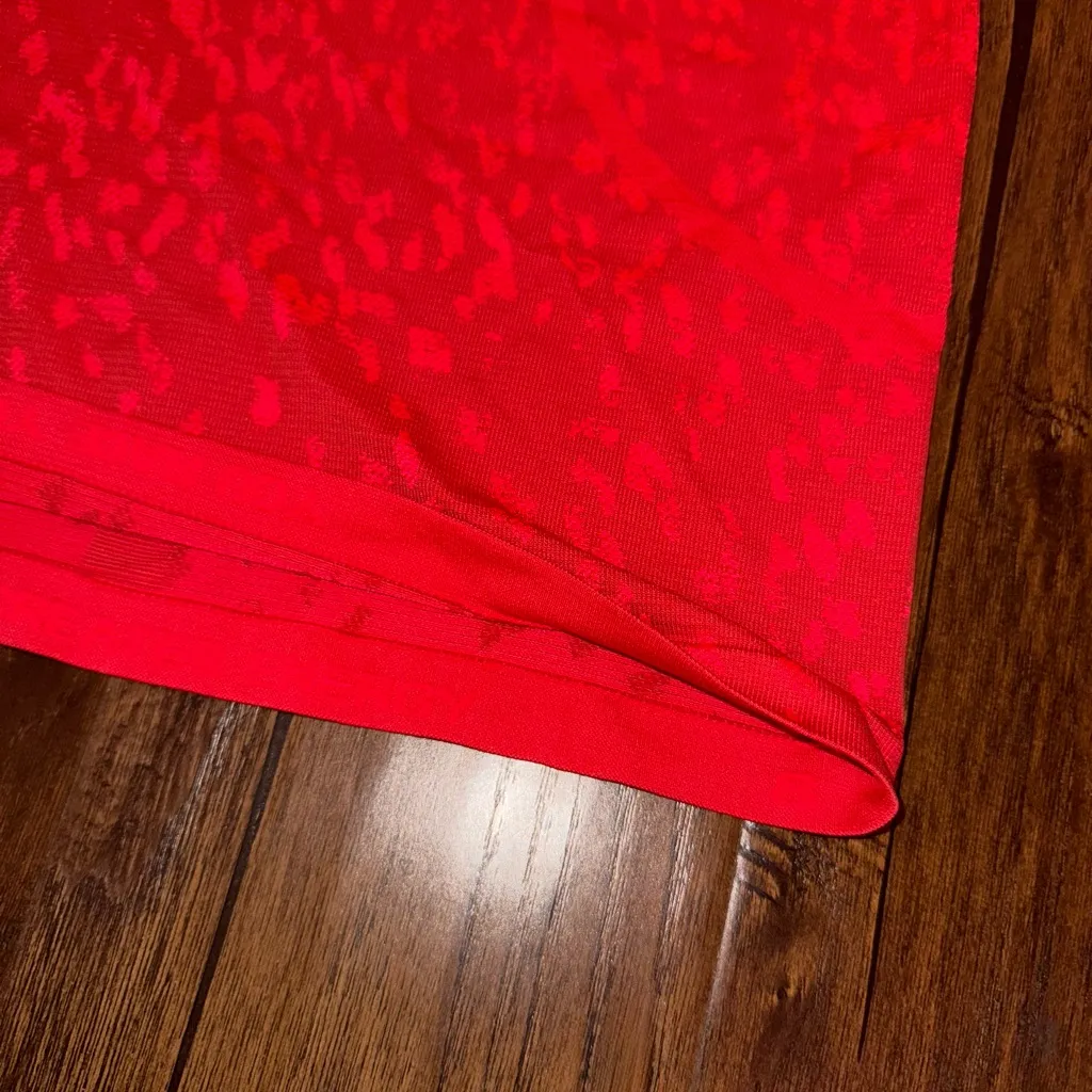 Lululemon Swiftly Tech Size 8 NWOT Red - Image 3