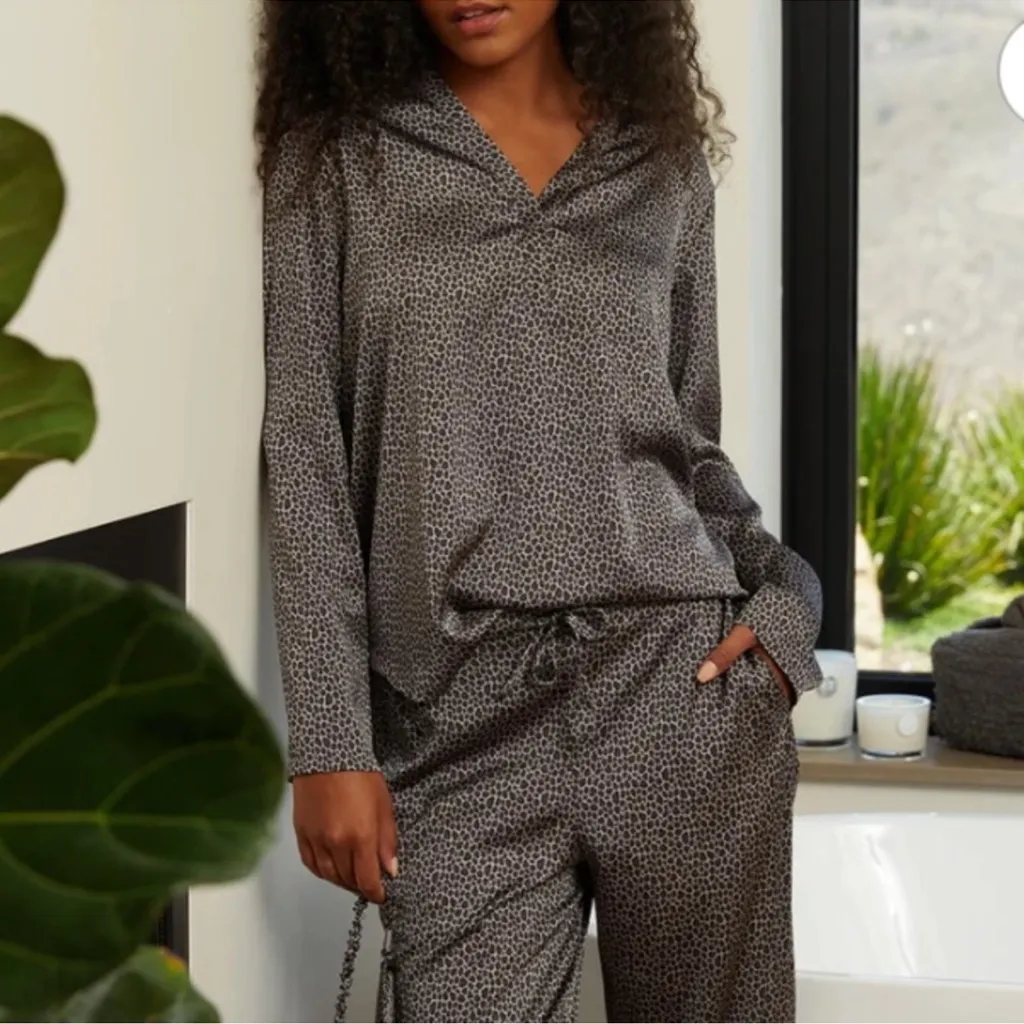 Barefoot Dreams Women's Washed Satin Pajama Pants Gray Animal Leopard Print M - Image 9