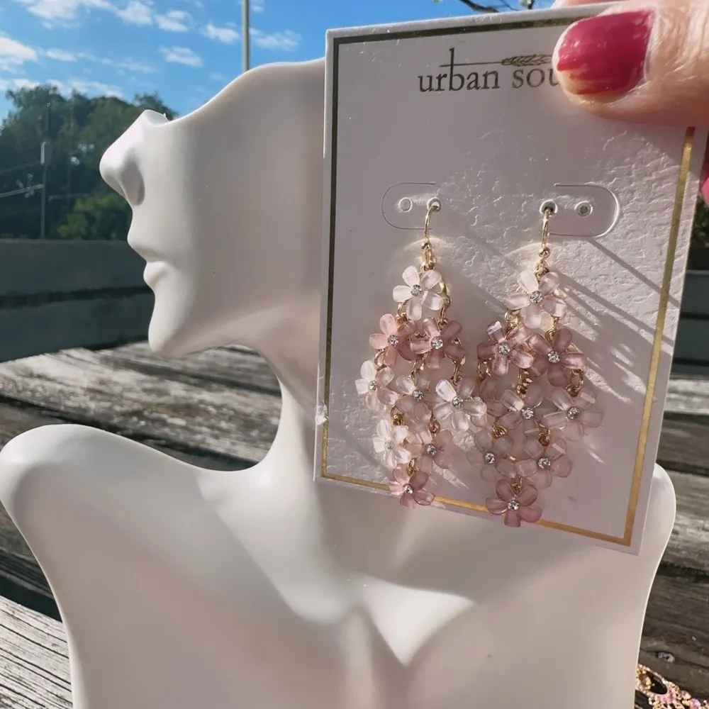 Urban soul pink flower gold tone drops earrings diamond shape 💠 - Image 3