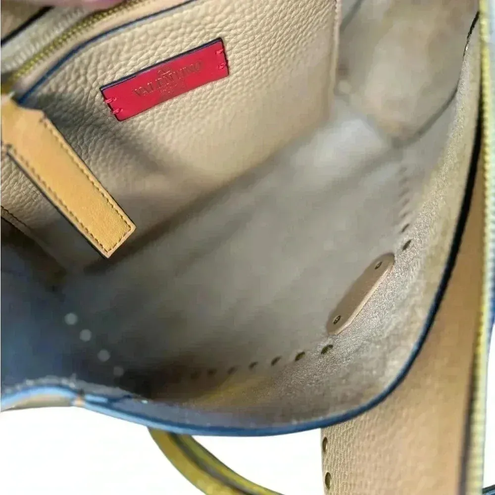 VALENTINO GARAVANI Vitello Rockstud Hype Shoulder Bag. - Image 7