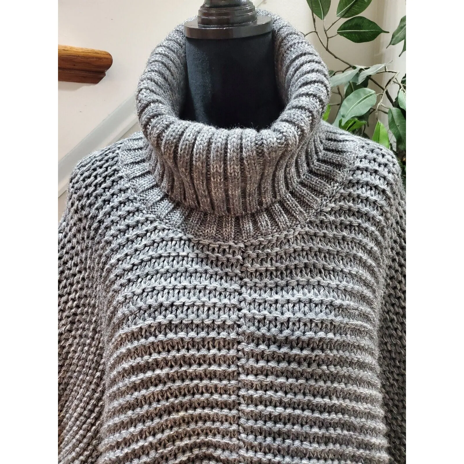 Ugg Women's Gray Acrylic & Wool Turtle Neck Long Sleeve Knit Sweater One Size Size undefined - Image 4