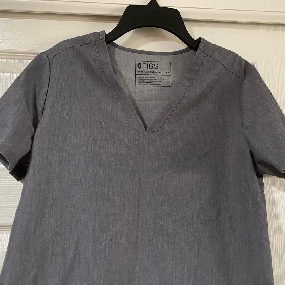 FIGS Technical Collection Gray V Neck Short Sleeves 2 pocket Scrub Top women xs - Image 3