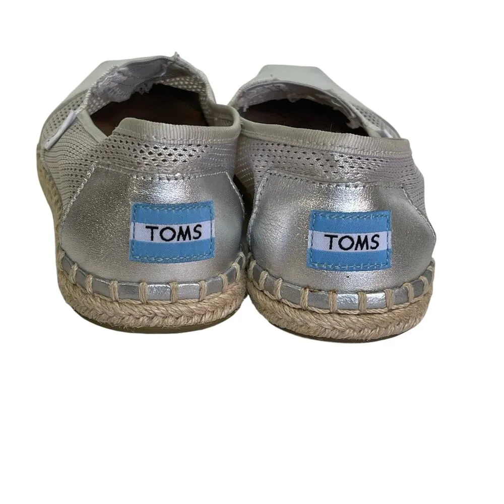 TOMS Women’s Silver Metallic Leather and Mesh Flat Slip Ons size 6.5 - Image 4