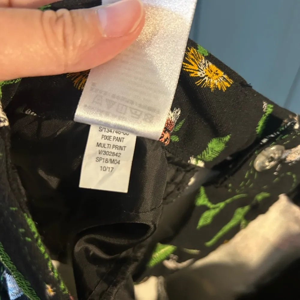 Old Navy Pixie Mid Rise Floral Black Cropped Ankle Pant Size 4 - Image 8