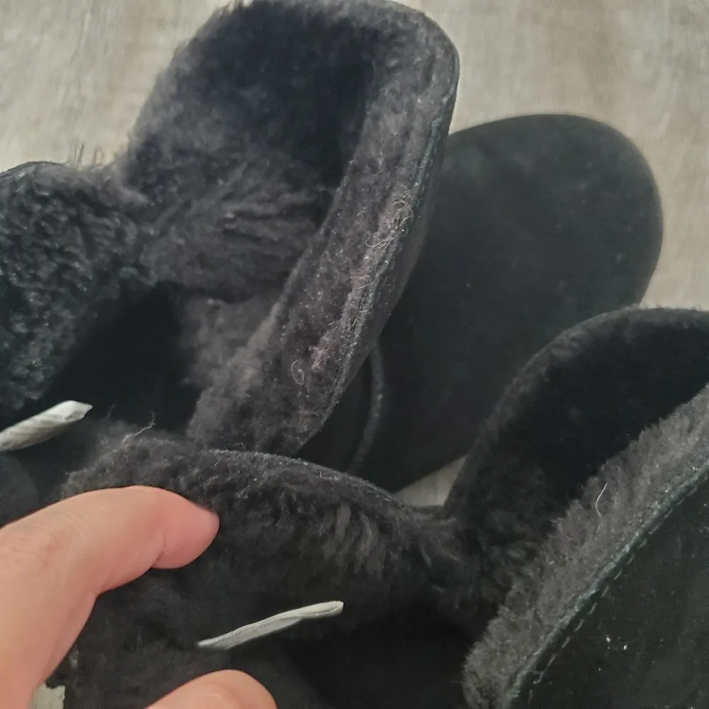 Dearfoams Black Suede Fur Lined Booties Size  8 - Image 10