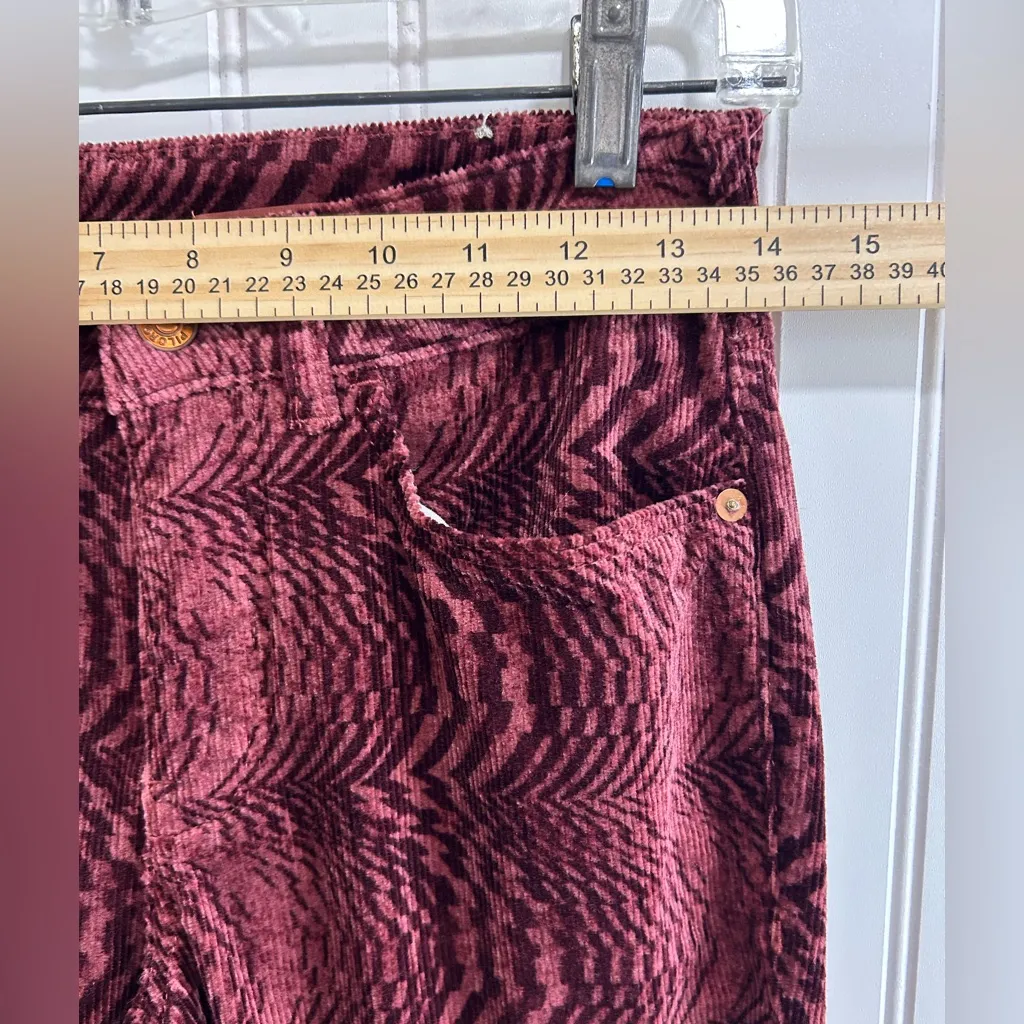 Pilcro women’s Maroon Geometric Straight Leg Jeans. Size 25 . - Image 15