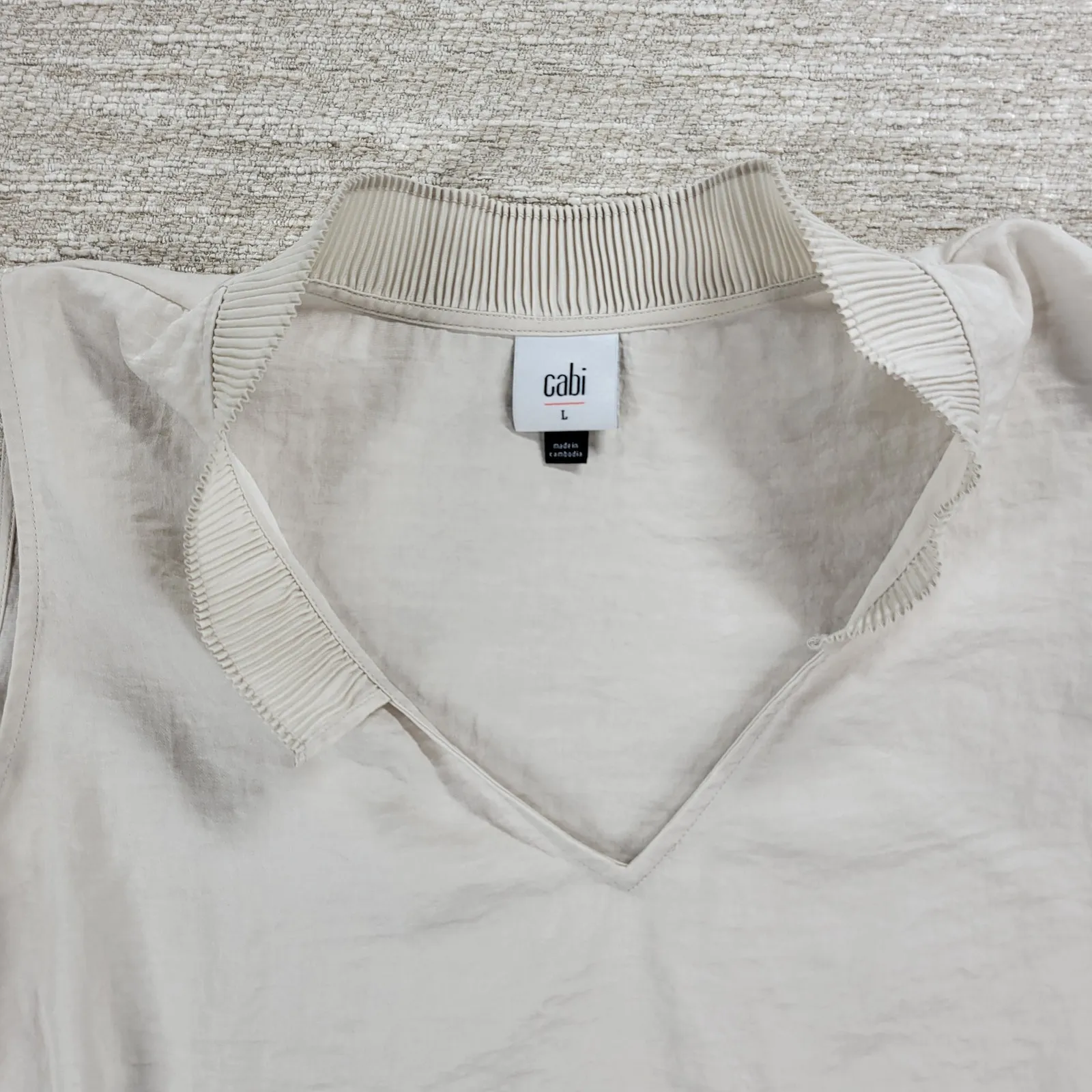 CAbi Snapshot Satin‎ Top Womens Large Ivory Pleated Collar V-Neck Tank Shirt - Image 10