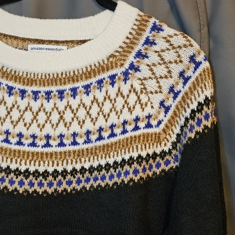 Super Soft Amazon Essentials Navy Blue and Gold Argyle Sweater Size M - Image 3