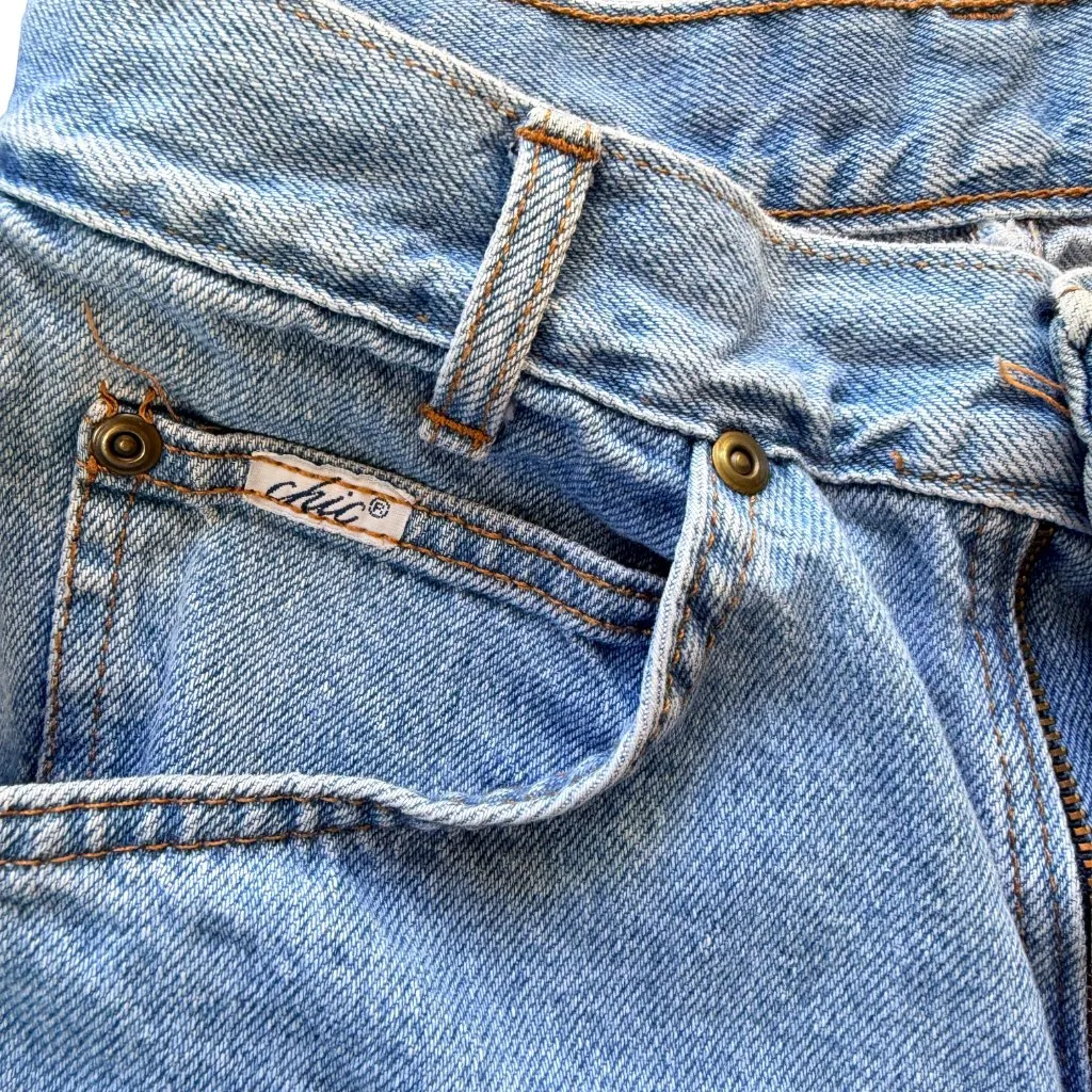 Vintage Chic High Waisted Denim Shorts Size 6 Made in USA 80s 90s Light Wash Blue - Image 2