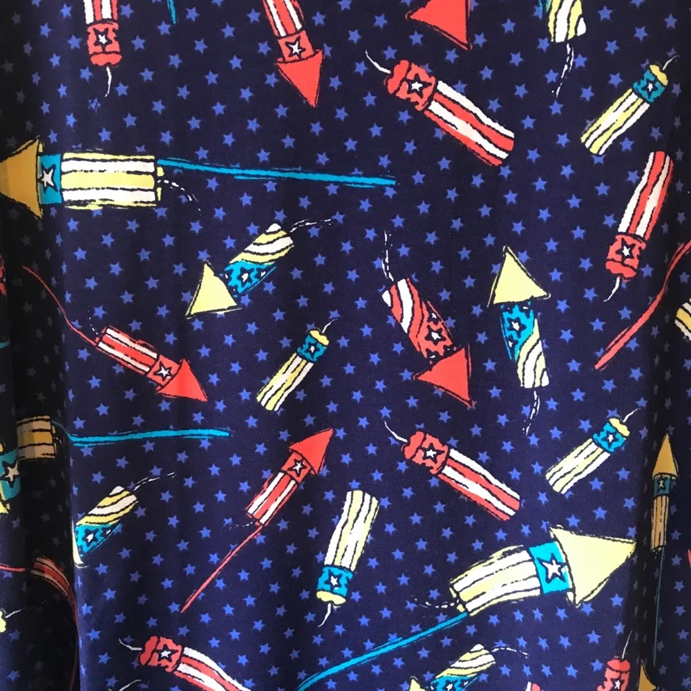 LuLaRoe Tee Americana Irma Top Sz XL BNWT 2017 Stars & Firecrackers Pattern - Image 4