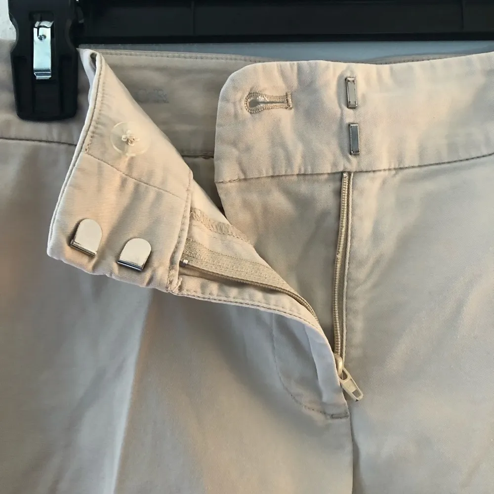 Ann Taylor Shorts Khaki (Cream-Tan) Boardwalk Bermuda Length Shorts Sz 8 EUC - Image 6