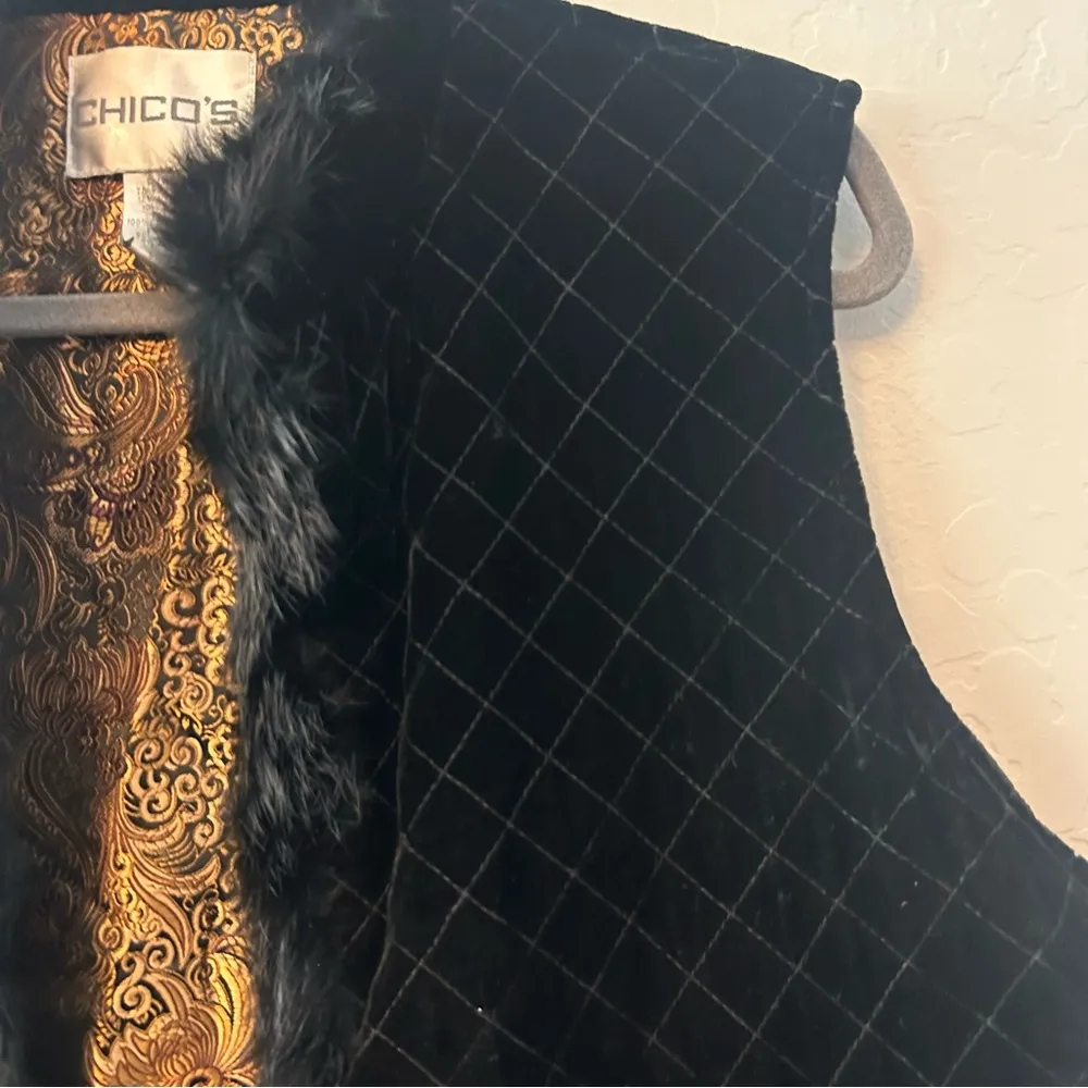 Chico's black quilted velvet paisley lined vest with rabbit fur size 2 large - Image 4