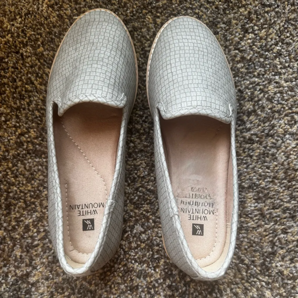 White Mountain Women's Textured Gray Loafers - Image 2