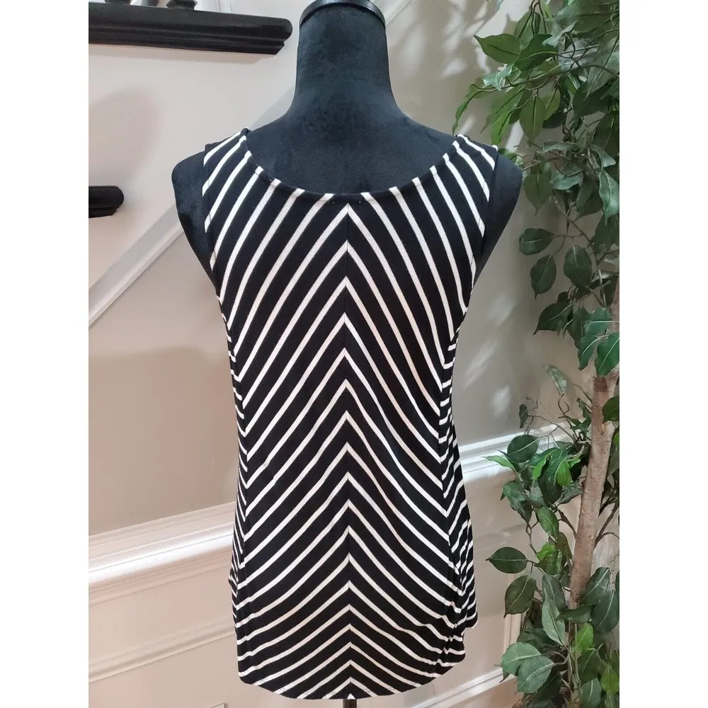 Soma Women's Black & White Rayon Round Neck Sleeveless Top Blouse Size Medium - Image 6