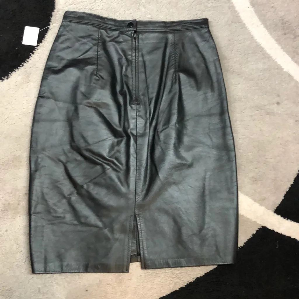 Size 7/8 lined leather skirt with small rear slit Black - Image 2