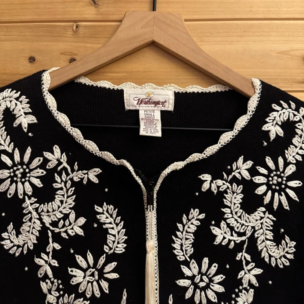 Vintage Worthington Small Black White Floral Embroidered Front Zip Cardigan - Image 6