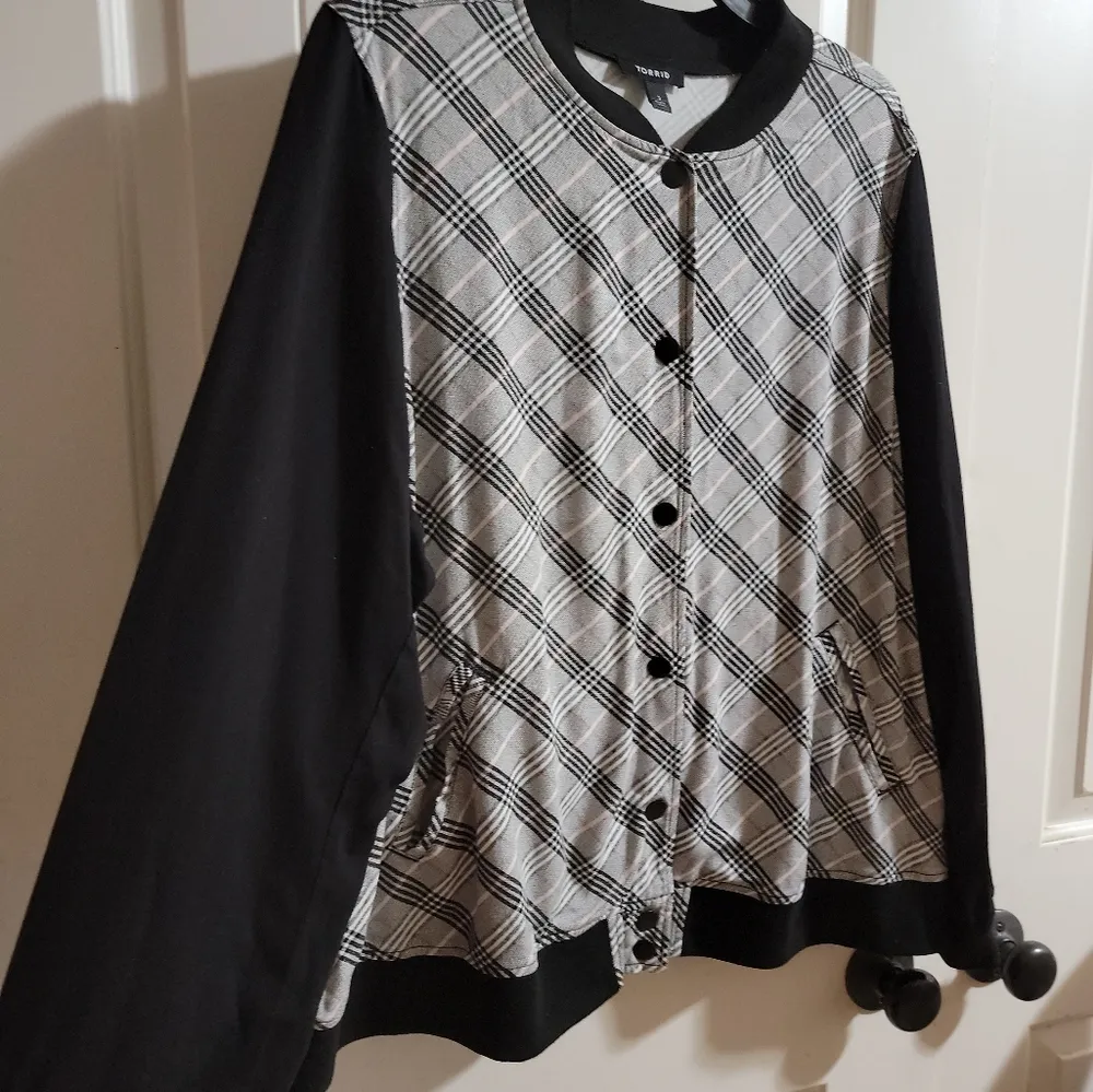 Torrid Size 3 Plaid Black and White Women's Jacket - Image 4